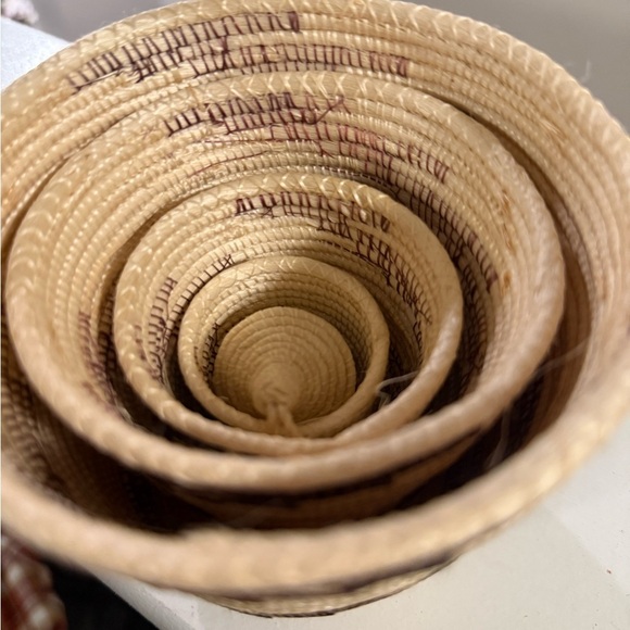 Rare  Rwandan Handmade Nesting Baskets with Lids 2.5”-9.5” set of 5 - Picture 6 of 6